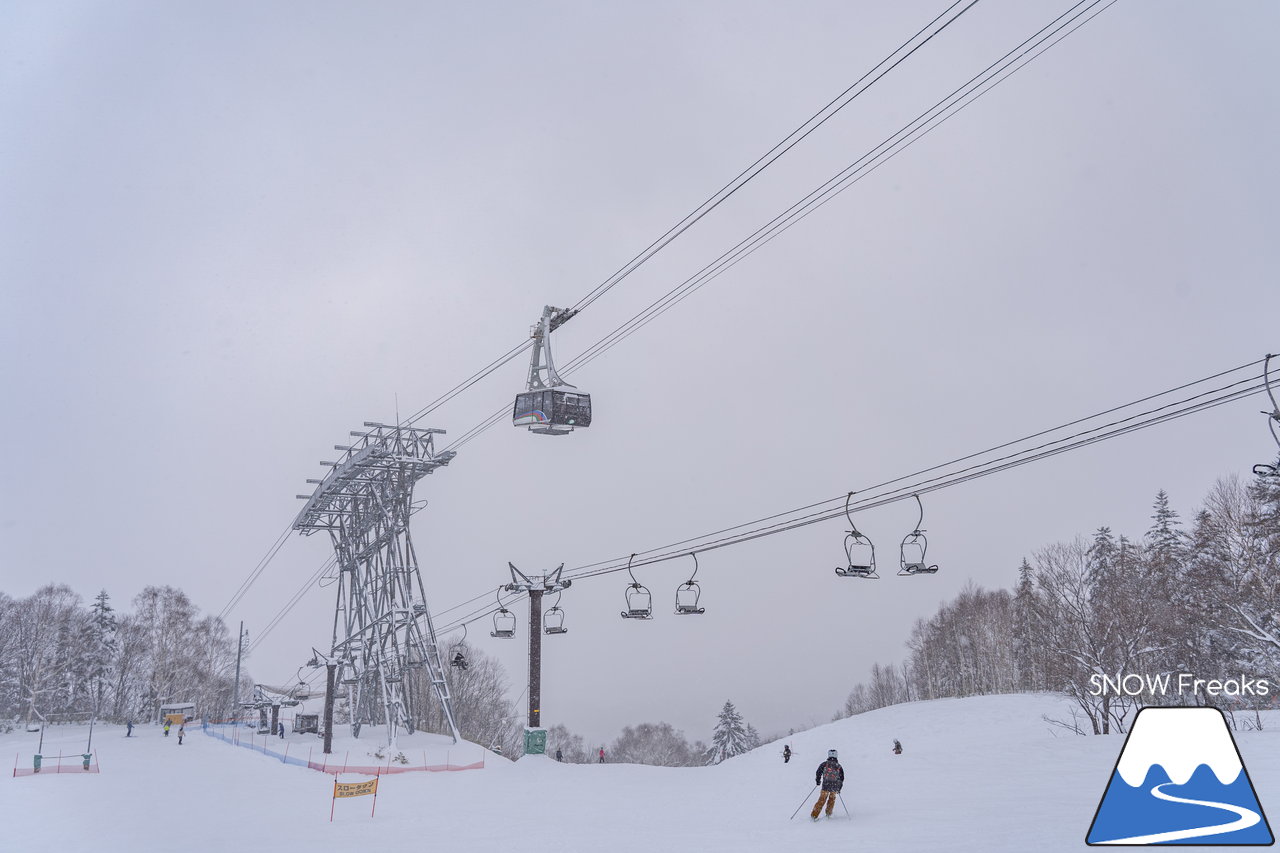 富良野スキー場｜標高1,074ｍ。富良野ZONE山頂エリア本日開放！山頂から山麓まで滑り応えたっぷり標高差約800ｍのロングダウンヒルと、ふわふわと舞う粉雪を同時に楽しめる富良野スキー場って、やっぱり凄い☆